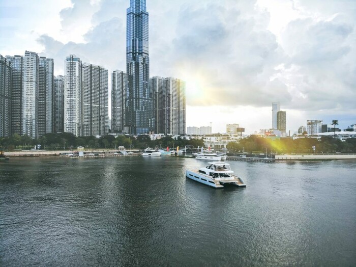 Địa điểm ăn chơi dọc tuyến Metro số 1 - Thuê du thuyền ngắm sông Sài Gòn