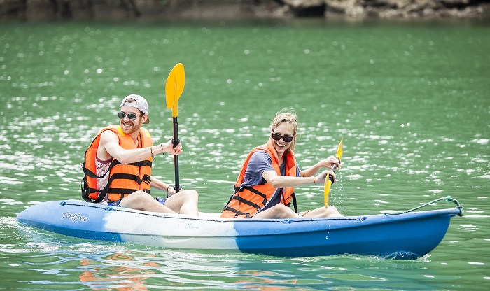 Chèo thuyền kayak khi thăm quan đảo Ti Tốp - điểm thăm quan đẹp ở thành phố Hạ Long