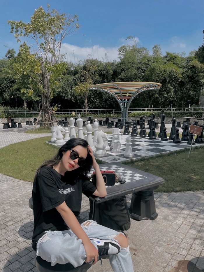 Điểm vui chơi gần Bảo tàng Lịch sử Quân sự Việt Nam là khu đô thị với nhiều tổ hợp hoành tráng