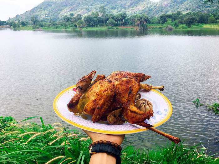 Đặc sản gà đốt lá chúc Tri Tôn này thu hút sự quan tâm của du khách.