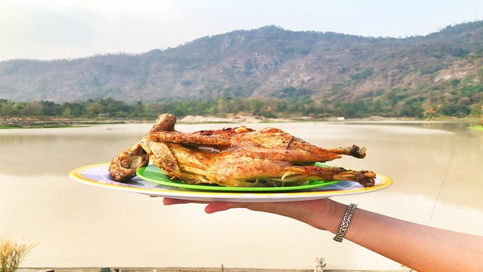 Bạn nên ăn kèm gà đốt Ô Thum với tỏi. 