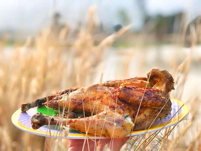 Đặc sản gà đốt lá chúc Ô Thum nổi tiếng ở Tri Tôn An Giang. 