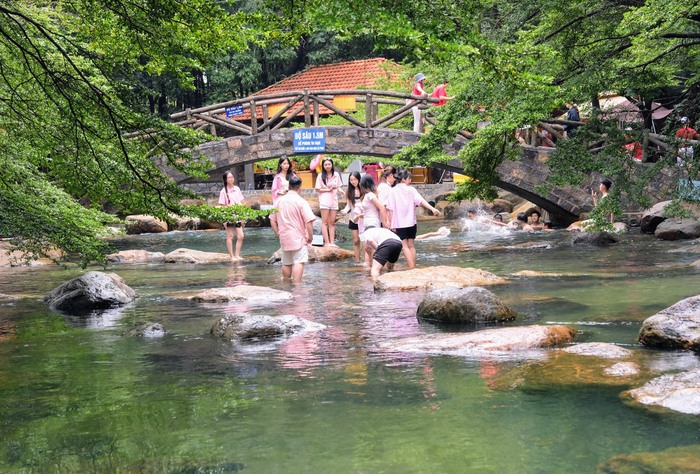 Kinh nghiệm đi khu du lịch Thủy Châu Bình Dương - Vui chơi tại thác nước nhân tạo