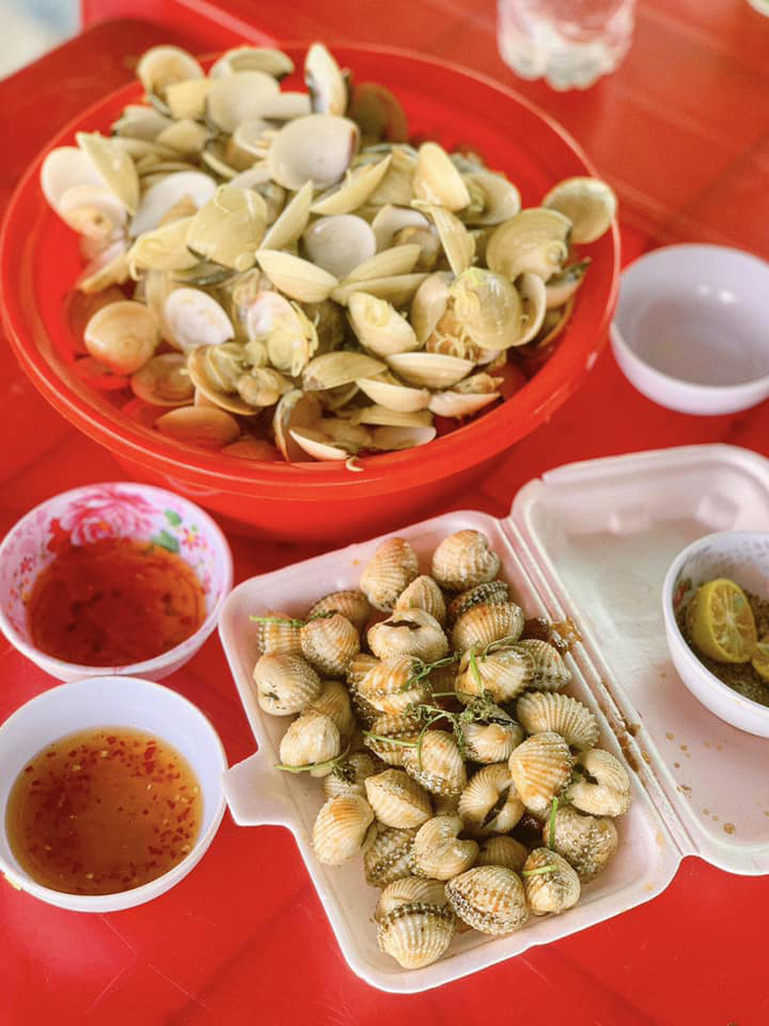 Kinh nghiệm du lịch biển Tân Thành Tiền Giang - Thưởng thức hải sản tươi ngon