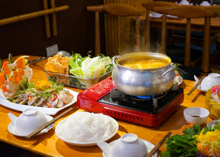 Hình ảnh một bữa ăn thịnh soạn của thực khách tại quán lẩu ngon tại Sapa Lào Cai