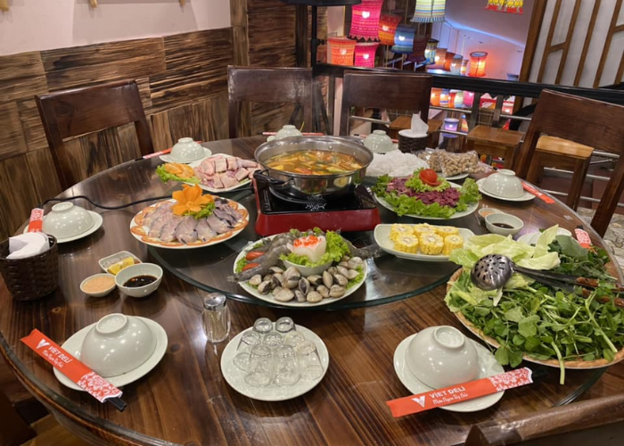 Một bàn ăn dành cho 8 người ở quán lẩu ngon tại Sapa Lào Cai - Viet Deli được chuẩn bị đầy đủ, kỹ càng.