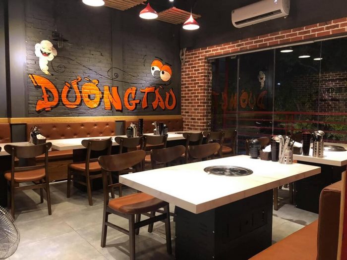 Lẩu nướng Đường Tàu là quán lẩu xuyên đêm nổi tiếng ở Hà Nội với không gian trẻ trung.