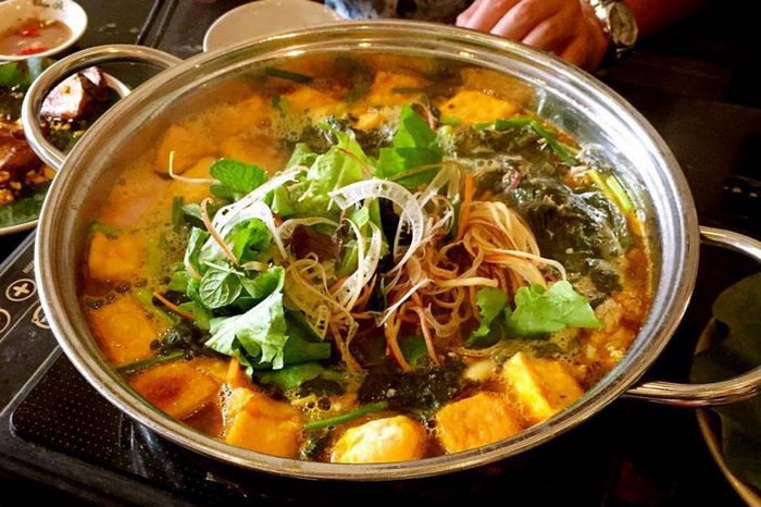 Lẩu Phú Quý là quán lẩu phục vụ 24/24.