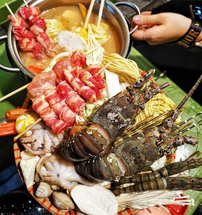 Quán lẩu Tom Yum là quán lẩu xuyên đêm vỉa hè ở hà nội. 