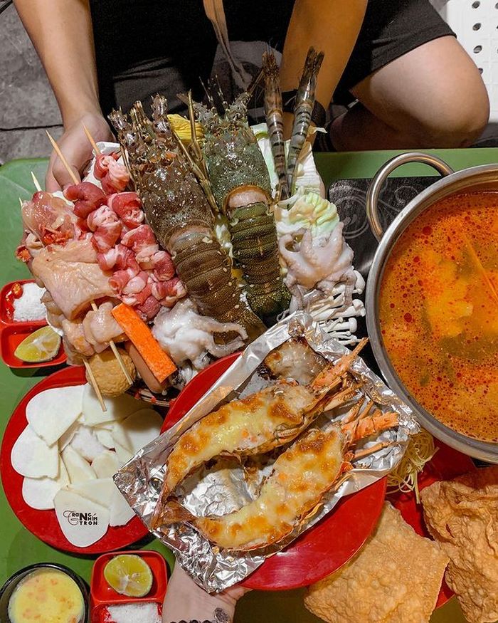 Quán lẩu đêm này nằm ở Trần Nhật Duật Hà Nội. 