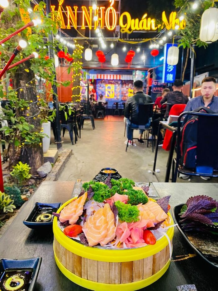 Quán lẩu xuyên đêm - Quán Nhỏ có kiến trúc phong cách đường phố Hong Kong. 