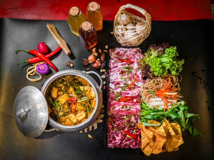 Quán Nhỏ là một trong những quán lẩu xuyên đêm ngon ở Hà Nội.