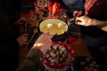 Câu cá trên băng, bia Giáng sinh và loạt trải nghiệm ẩm thực mùa đông độc đáo