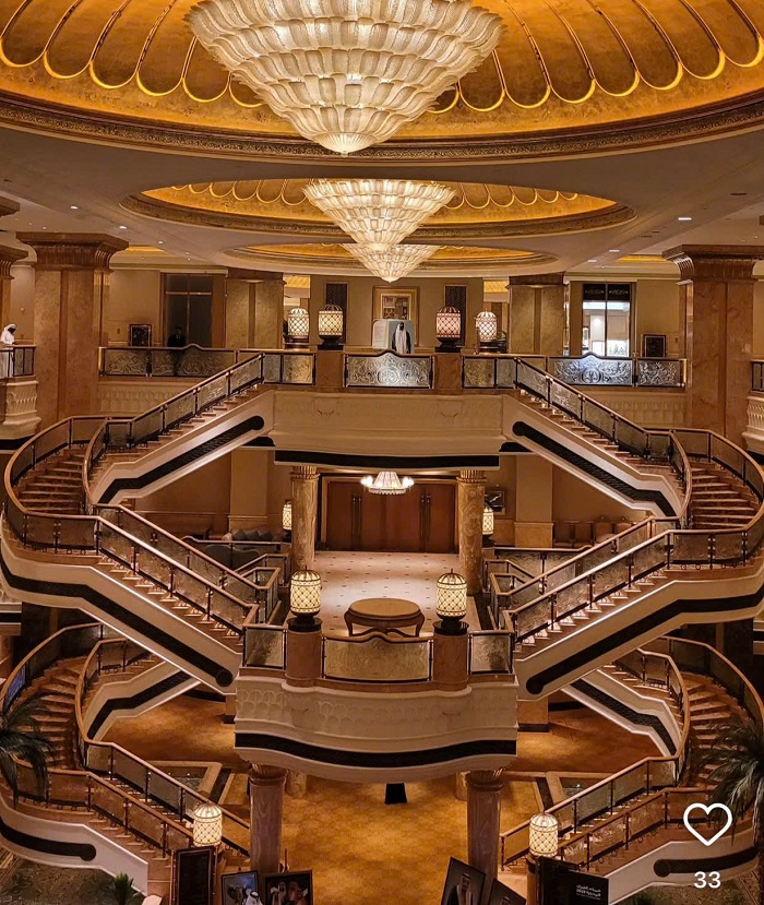 Đèn chùm pha lê khiến không gian bên trong Cung điện Emirates Abu Dhabi thêm lung linh