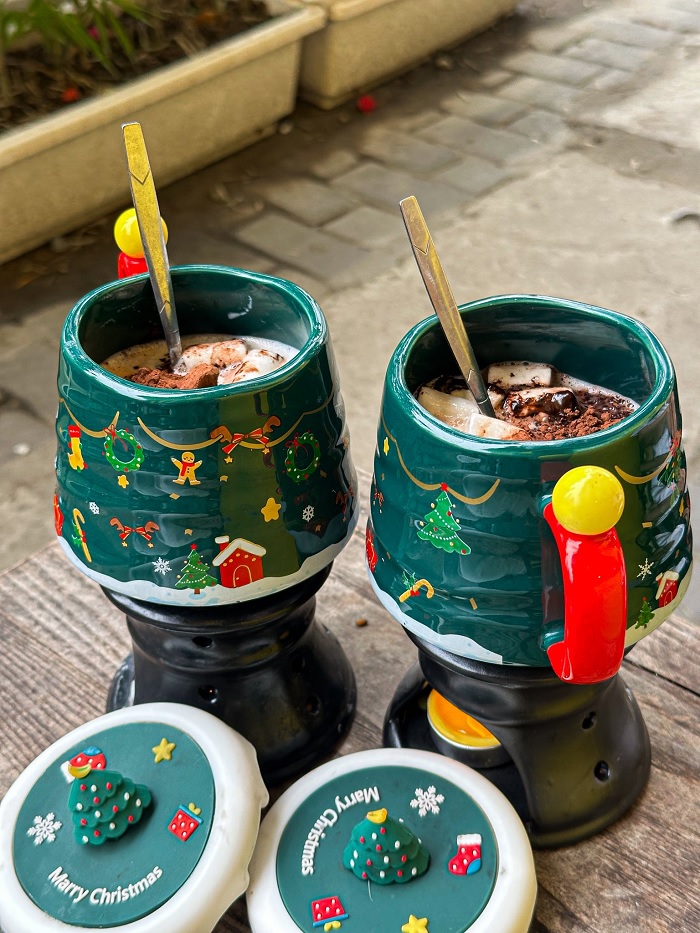 Quán cà phê chocobomb ở Hà Nội nằm ngay gần Hồ Tây