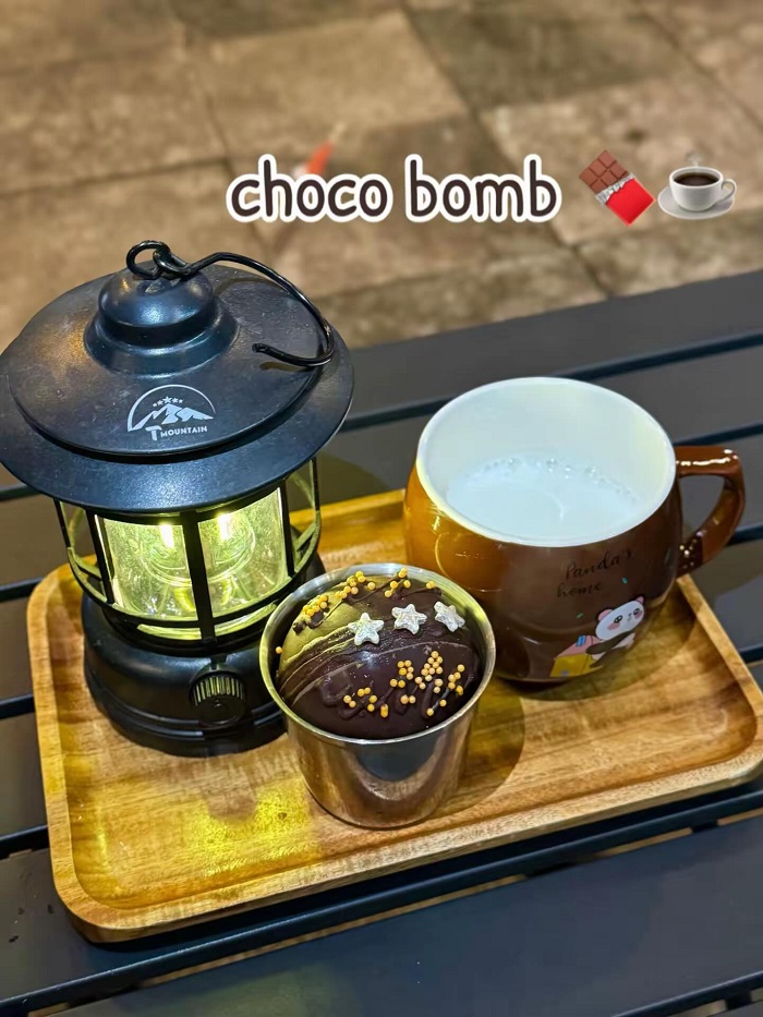 Quán cà phê chocobomb ở Hà Nội đang nổi đình nổi đám trên khu vực Hồ Gươm