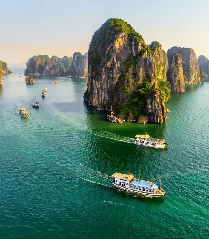 Vịnh Hạ Long luôn nằm trong danh sách những bãi biển nổi tiếng Việt Nam