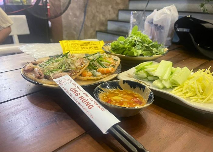 Ông Hùng rất nổi tiếng trong top những quán bánh xèo tôm nhảy ngon tại Quy Nhơn