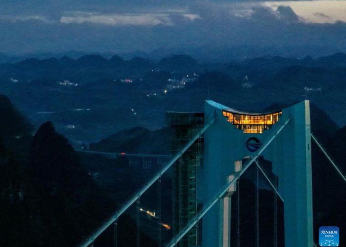 Quán cà phê cao khoảng 800m nằm trên cầu Hoa Giang