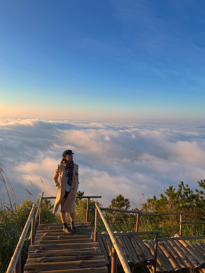Nhiều quán cà phê ở Đỉnh Gió Tà Xùa cũng cho bạn ngắm biển mây cực đẹp