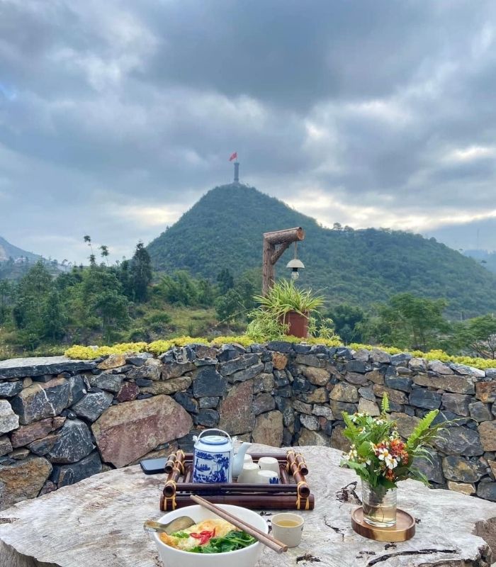 Làng Lô Lô Chải nằm ngay bên sườn cột cờ Lũng Cú