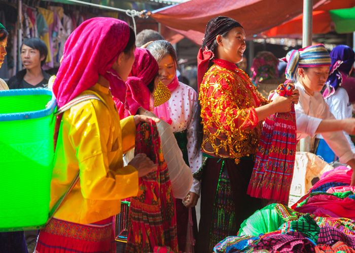 Tham gia phiên chợ vùng cao tại lễ hội hoa tam giác mạch Hà Giang