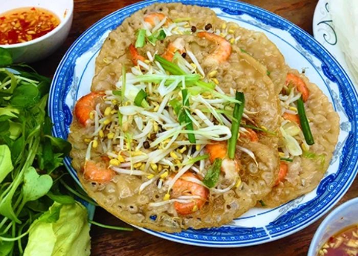 Bánh xèo tôm nhảy là món ăn nhất định phải thử khi đến Quy Nhơn