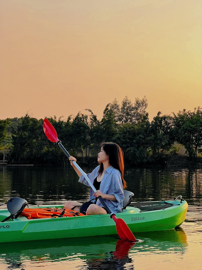 Chuyền thuyền cho những ai đam mê vận động khi tới Khu du lịch sinh thái Hồ Bầu Tiên