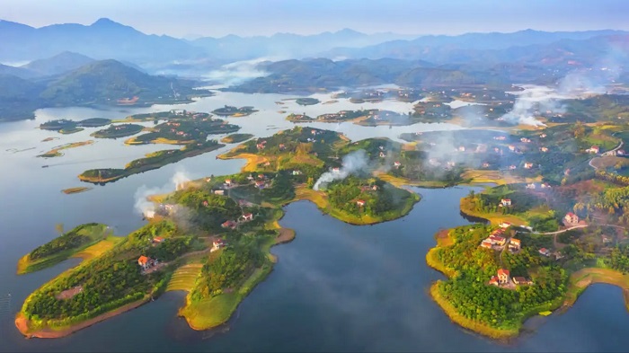 Khung cảnh đẹp không kém Khu du lịch sinh thái Hồ Bầu Tiên của hồ Cấm Sơn