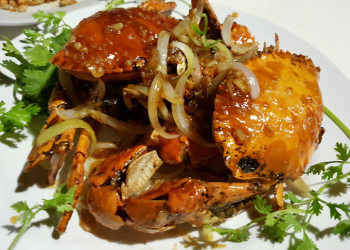 Cua sốt chua ngọt là món ăn bạn không nên bỏ qua khi tới đây