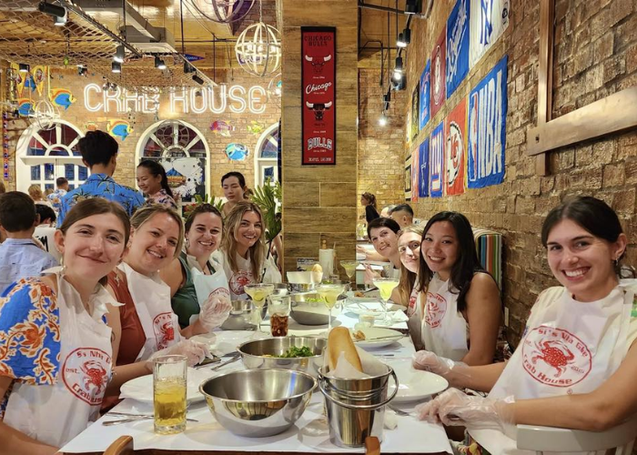 Nhiều thực khách nước ngoài lựa chọn Crab House là điểm dừng chân trong hành trình khám phá nhà hàng view biển Phú Quốc của đảo ngọc