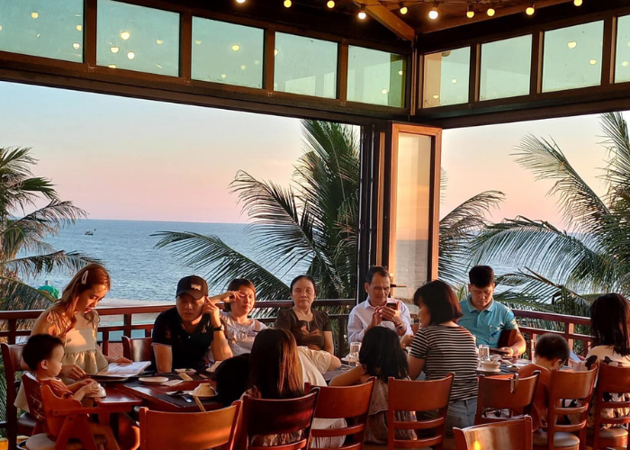 Nhiều gia đình lựa chọn Xin chào Phú Quốc - nhà hàng view biển Phú Quốc cho chuyến đi của mình