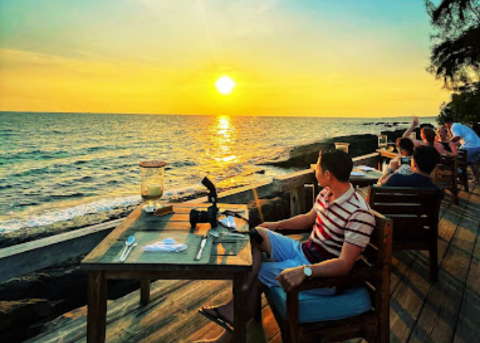 Những bàn cạnh biển là vị trí được nhiều thực khách lựa chọn khi tới nhà hàng view biển Phú Quốc này