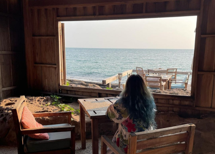 Khu vực trong nhà với bãi cát độc đáo là điểm check-in “cực hot” của các bạn trẻ