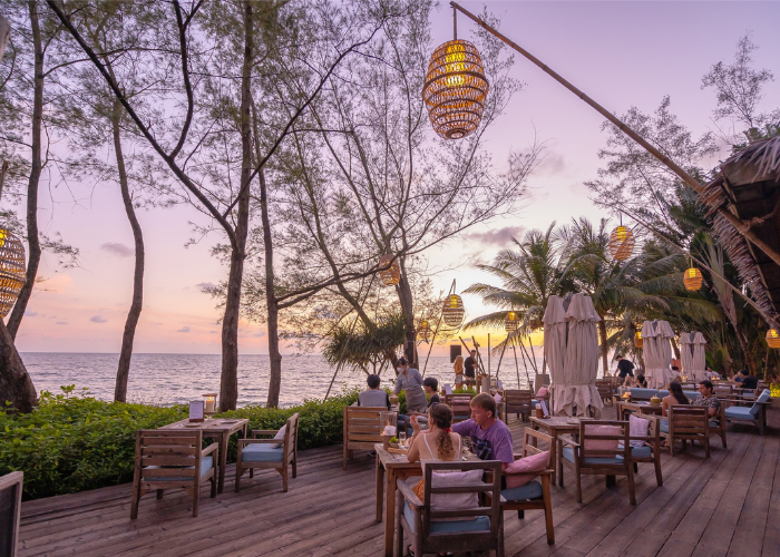 Không gian ngoài trời của nhà hàng view biển Phú Quốc là điểm đón hoàng hôn lý tưởng