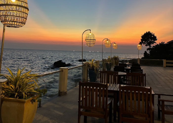 Không gian ven biển ngoài trời tại nhà hàng view biển Phú Quốc này  là vị trí đẹp nhất để ngắm biển và đón hoàng hôn