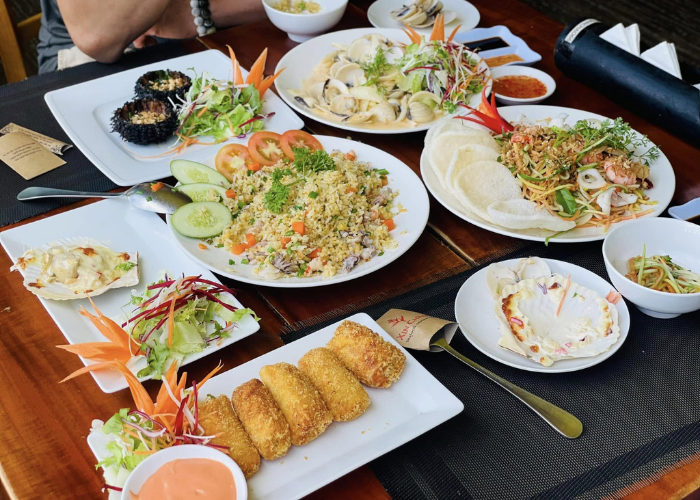 Bàn ăn phong phú, thịnh soạn được Xin Chào Phú Quốc phục vụ thực khách