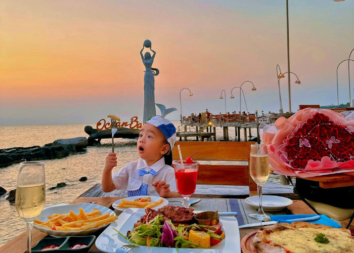 Các bàn ăn ngoài trời cũng được nhiều du khách lựa chọn để tận hưởng trọn vẹn không khí biển cả