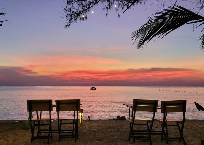 Các bàn ăn trên cát được nhiều thực khách lựa chọn để ngắm hoàng hôn và thưởng thức đồ ăn
