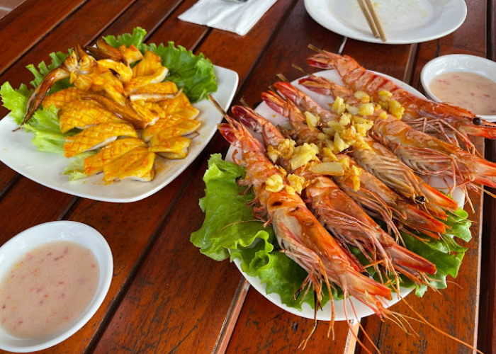 Tôm và mực là hai món hải sản nhất định bạn nên thử khi tới nhà hàng view biển Phú Quốc này
