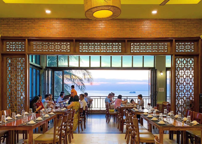 Không gian của nhà hàng view biển Phú Quốc đầy sang trọng, hiện đại