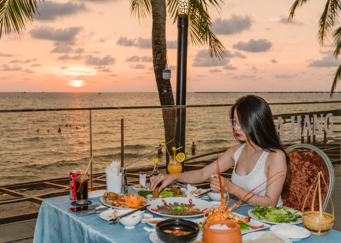 Không gian ngoài trời của nhà hàng view biển Phú Quốc với không gian luôn “kín khách” 