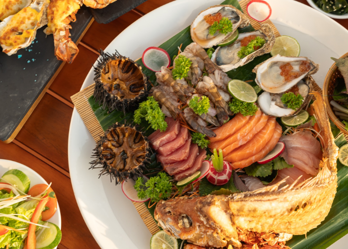 Bạn nên gọi thử các combo hải sản khi tới đây để cảm nhận đa dạng hương vị