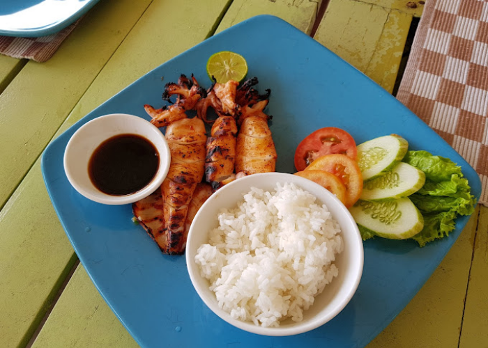 Món cơm mực nướng đơn giản, thơm ngon tại nhà hàng view biển Phú Quốc