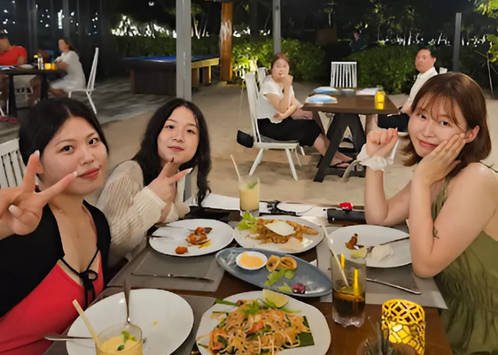 Nhiều du khách nước ngoài lựa chọn Sea Shack để trải nghiệm ẩm thực Việt Nam