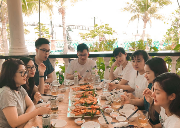 Nhà hàng view biển Phú Quốc - Biển Xanh là điểm dừng chân phù hợp cho gia đình, nhóm bạn và các cặp đôi khi tới với làng chài Hàm Ninh nổi tiếng