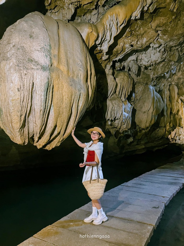 Theo Kinh nghiệm đi Khu du lịch sinh thái Thung Nham rằng ở đây có động Tiên Cá với cây cầu tre độc đáo