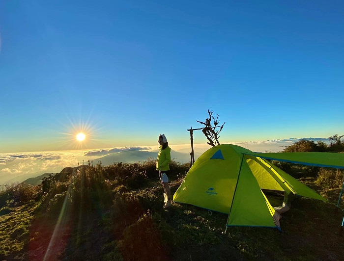 Bạn có thể cắm trại trên đỉnh Lùng Cúng Yên Bái