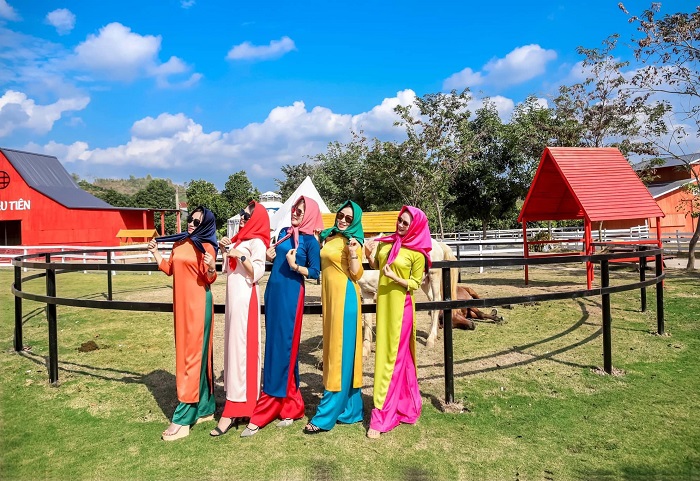 Khu du lịch sinh thái Hồ Bầu Tiên thu hút nhiều bạn trẻ khi du lịch Bắc Giang