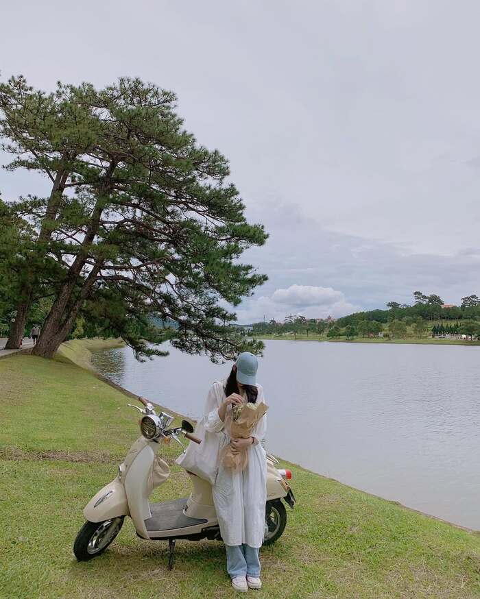 Kinh nghiệm du lịch Đà Lạt 3 ngày 2 đêm tự túc - Ngắm cảnh hồ Xuân Hương thơ mộng